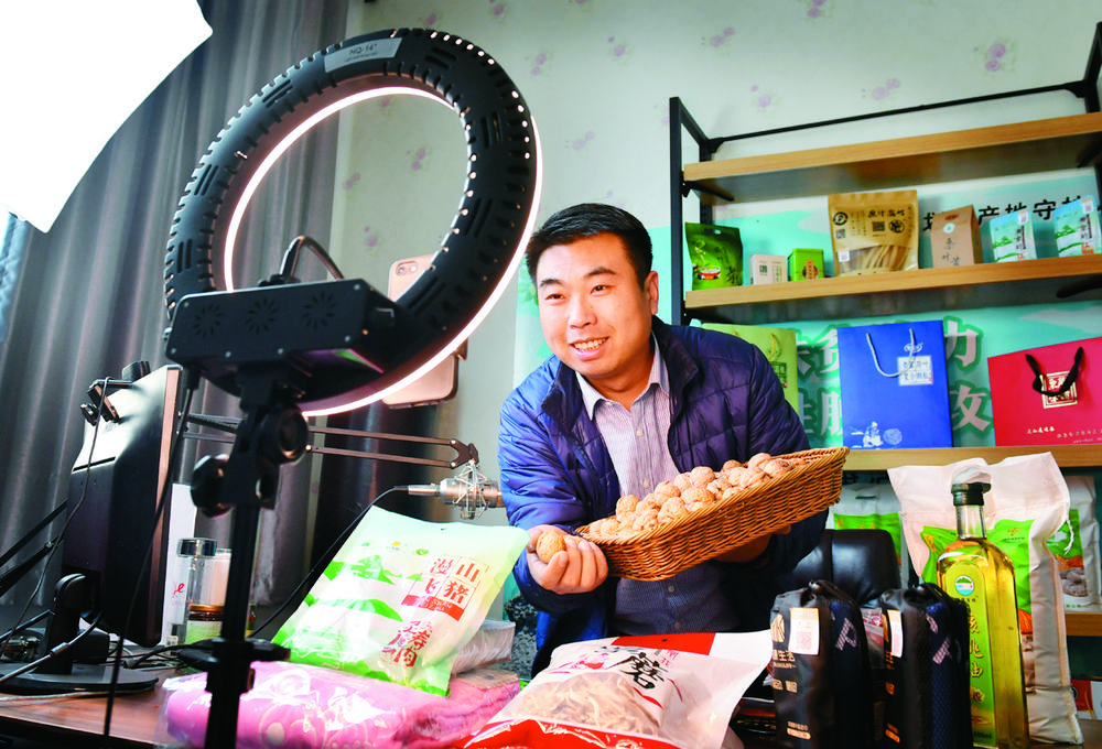 县城青年月入十万，本地特产带货的逆袭密码